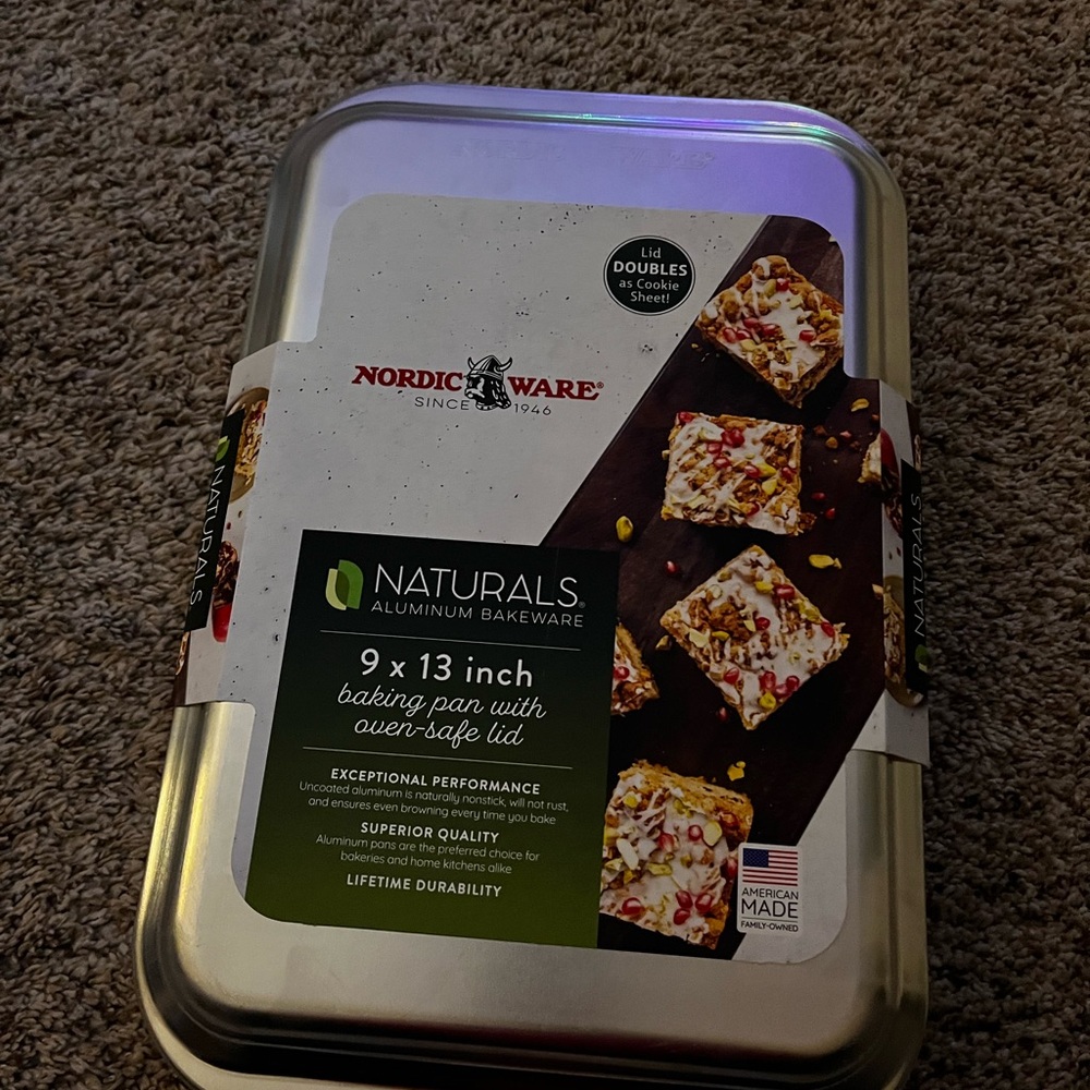 Nordic Ware Naturals® Classic Metal
Covered Baking Pan